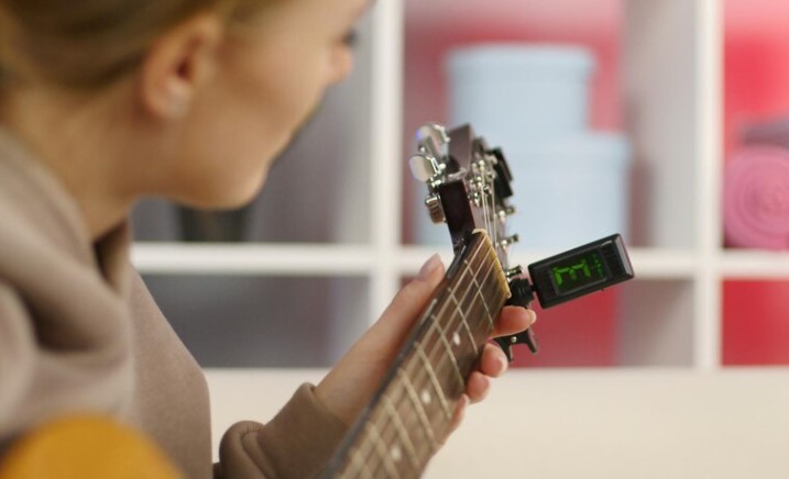 Cómo afinar una guitarra acústica con afinador.